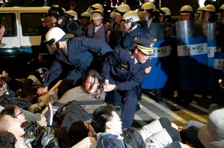 Taiwan police drove away protesters who occupied the Executive Yuan.jpg