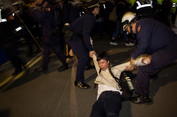 Taiwan disperses anti-cross-strait trade agreement protesters.jpg