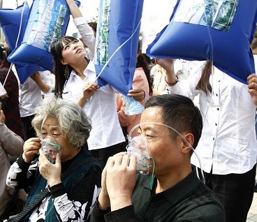 Zhengzhou citizens free tasting of "bags of air".jpg