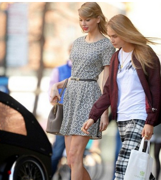 Taylor Swift is shopping with his supermodel friends.jpg