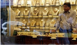 A wealthy Indian businessman took out 12 gold bars from his stomach for smuggling .jpg