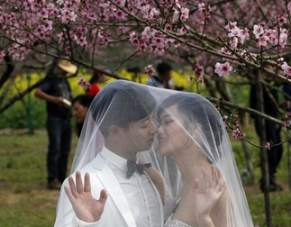 In the eyes of foreigners, Chinese weddings are indispensable for gold jewelry.jpg