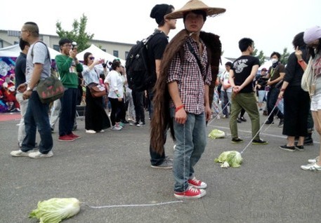 Chinese cabbage as a dog Walking the cabbage at the Personality Youth Music Festival.jpg
