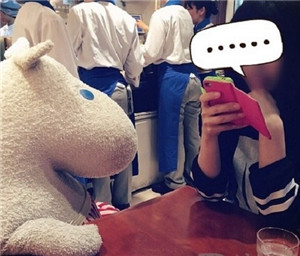 Eating alone is not lonely. Japanese restaurants recommend eating dolls.jpg