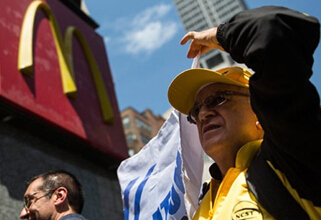 A McDonald’s employee was arrested outside the headquarters building for asking for a salary increase.jpg