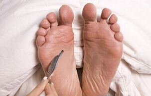 美国男子爱潜入大学生宿舍挠人脚心_关注社会