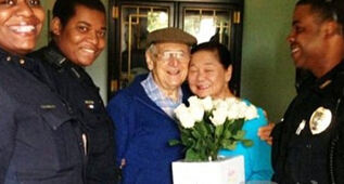 Elderly people with amnesia in the United States still remember to buy flowers for his wife on Mother’s Day.jpg
