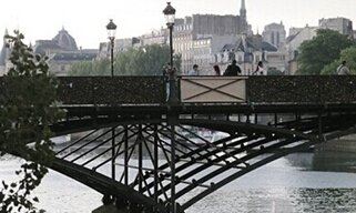Overwhelmed by the concentric locks, the famous "Love Bridge" in Paris collapsed.jpg
