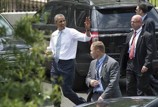 Obama slipped out of the White House to drink Starbucks and jokingly called "Bear Runs".jpg