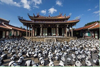 1600 paper pandas landed in Hong Kong to sell cute and call for environmental protection.jpg