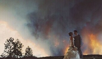 U.S. couples took wedding photos during the forest fire.jpg