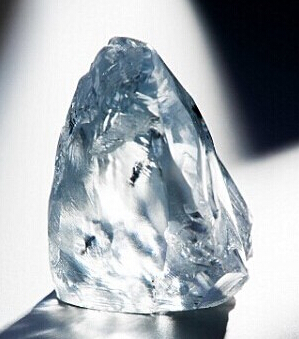 South Africa found 122 carats of the most expensive blue diamond worth 600 million RMB.jpg
