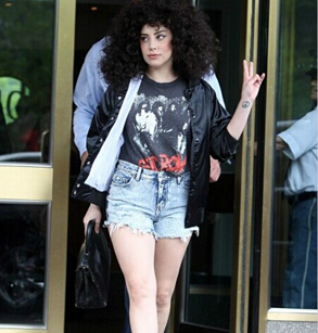Unwilling to be lonely, Lady Gaga's explosive curly hair sucked her eyes .jpg