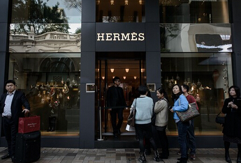 Mainland tourists reduce their purchases in Hong Kong. Hong Kong retailers are frustrated.jpg