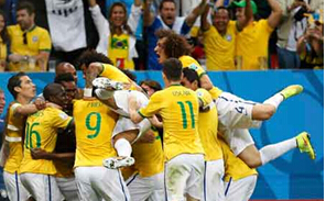 Scolari Brazil has touched the championship trophy with one hand.jpg