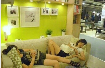 宜家蹭睡族众生相 销魂睡姿惊呆老外.jpg