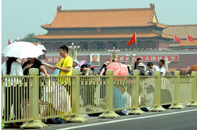 The golden guardrail on Chang'an Street showed its power after being hit.jpg