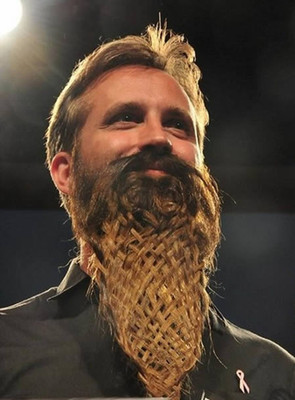 braided beard.  胡子辫子