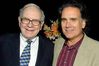 Warren Buffett finds a successor and locks in farming son Howard.jpg