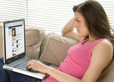 Facebook is becoming a marriage "third party".jpg