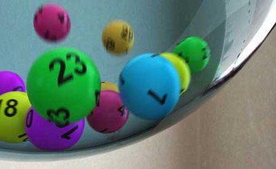 The beautiful woman's winning lottery ticket triggered a three-way battle.jpg