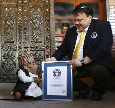 吉尼斯世界纪录:世界上最矮的人--大千世界|吉尼斯_可可英语
