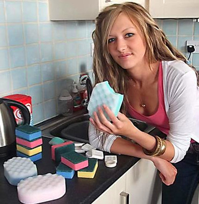 Big Thousand World: British girls love to eat dishwashing sponge.jpg