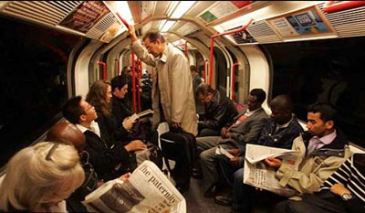 英国:青少年不给老人孕妇让座将受罚.jpg