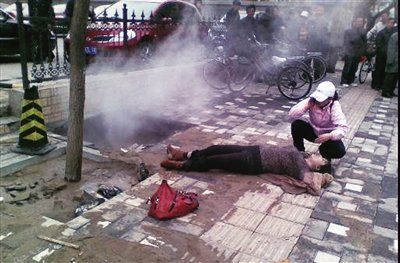 关注社会:路坠热水坑女子重伤不治.jpg