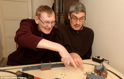 Rejuvenation: Middle-aged brothers have to blame the disease to return to their babies.jpg