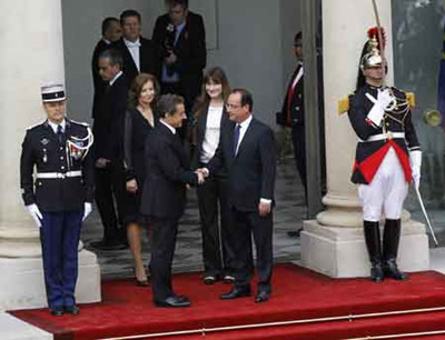Hollande was sworn in by lightning on his first visit to the special plane.jpg