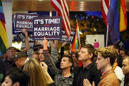 The rate of legal support for gay marriage and gun ownership in the United States has risen.jpg