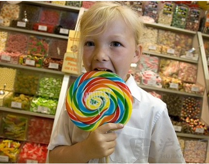 英国最小企业家:6岁女孩开3家糖果店.jpg