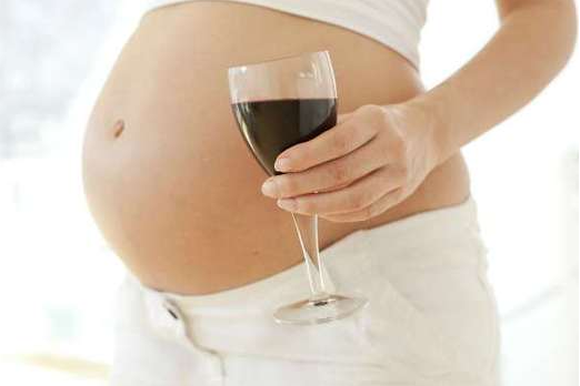Experts introduce that moderate drinking alcohol for pregnant women is harmless.jpg