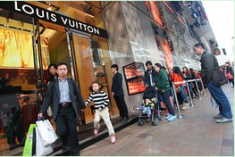 Pay attention to society: Asian consumers have reduced their shopping enthusiasm.jpg
