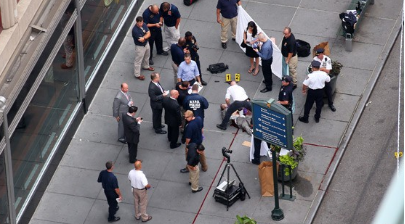 2 dead and 9 wounded in the Empire State Building shooting in New York, the gunman did not speak a word to shoot and kill.jpg