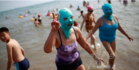 Facekini: Qingdao beach masked sunscreen styling has become a trend.jpg