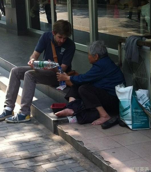 Love without borders: foreign youth sharing food and water with elderly beggars.jpg