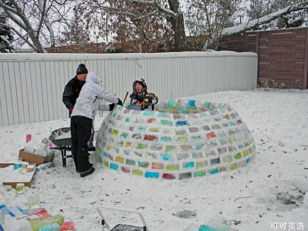 The mother-in-law of Canada has an amazing trick: son-in-law build a rainbow igloo! .jpg