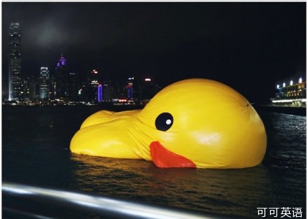 Hong Kong Little Yellow Duck Leaked and Falling Down Netizens ridiculed that avian flu is terrible.jpg