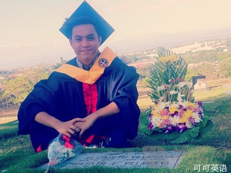 A tear-jerking photo of graduation photos taken by a Philippine college student’s parents’ tomb moved a netizen .jpg