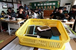 Korean teenagers’ addiction to smartphones is a headache for the government.jpg