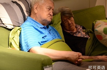 关注社会:北京高温 宜家商场成"避暑胜地".jpg
