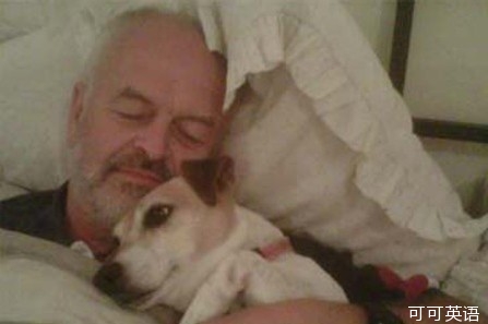 Pay attention to the society: at the same time falling into the water, first save his wife or save the dog?.jpg