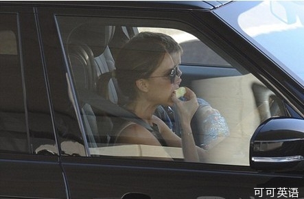 Becky’s wife was picked up by a car and was photographed eating apples to satisfy her hunger.jpg