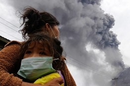 Indonesian volcanoes continue to erupt 14,000 people who fled their homes.jpg