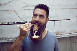 Unbelievable big beard American man eats noodles with his beard .jpg