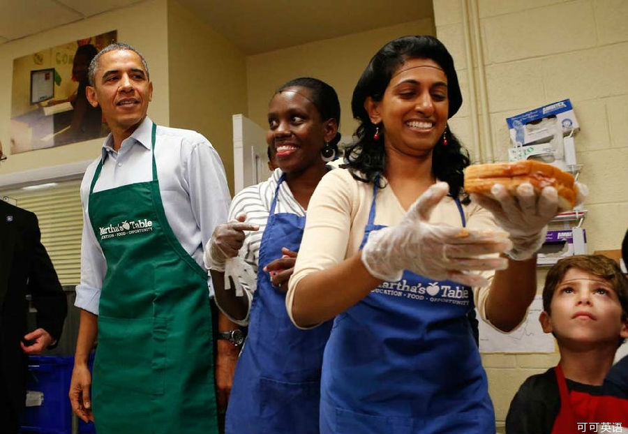 Obama wears an apron to make sandwiches. Visiting charity .jpg