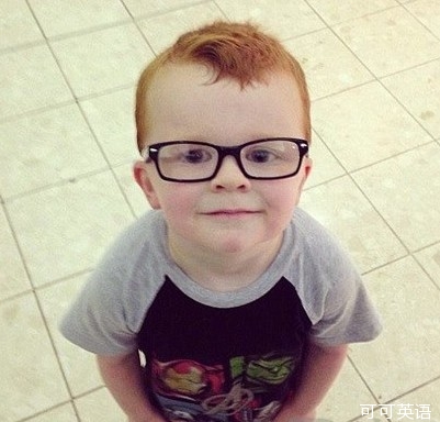 A 4-year-old boy refuses to wear glasses Netizens say that the four-eye photo encourages .jpg