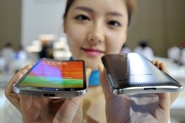 Samsung’s curved-screen smartphones are on sale in South Korea.jpg